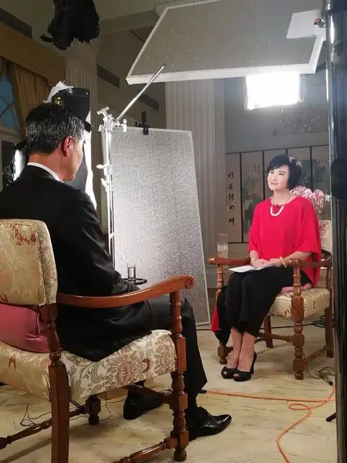 独家香港特首梁振英接受凤凰卫视吴小莉专访首度回应处理非法占中