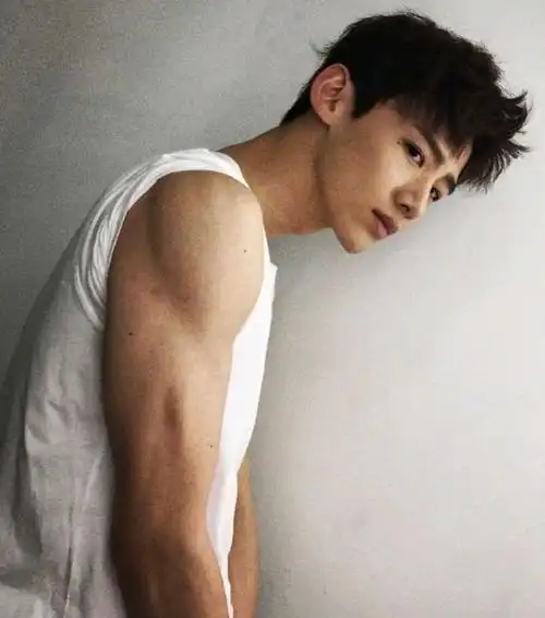 白敬亭举铁照片,太帅了,脱衣有肉哦!