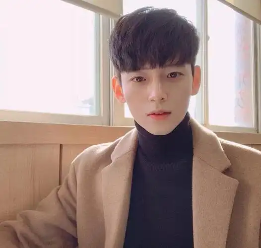 并不是所有男人都适合露出额头刘海发型看过来