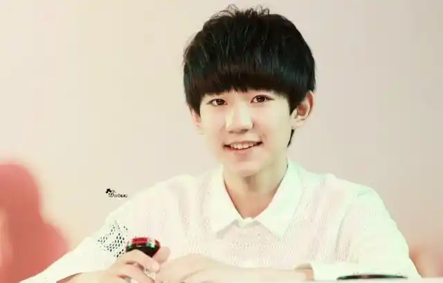 虽然在王源刚出道的时候,他还没有完全长开,但在组合里面,王源却是最