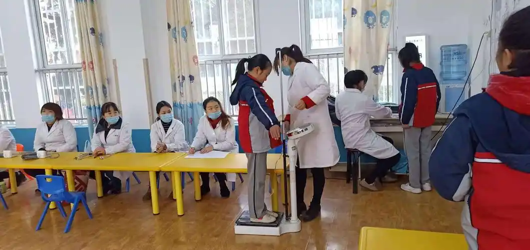 开展中小学生健康体检工作与传染病预防知识进校园——官底卫生院