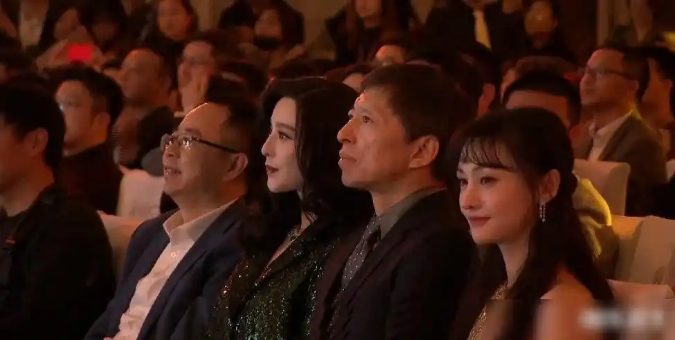 郑爽初见范冰冰并同框,登台领奖发言时激动"表白",获赞最温暖应援