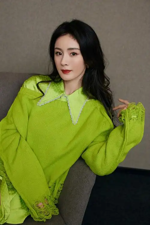 好腿!杨幂鲜绿色穿搭点亮寒冬 身材纤细秀大长腿