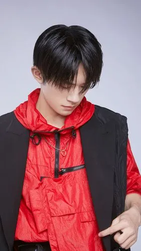 顶流小生易烊千玺,身穿红色潮服,身高是硬伤 小胖子游戏解说 2020-08