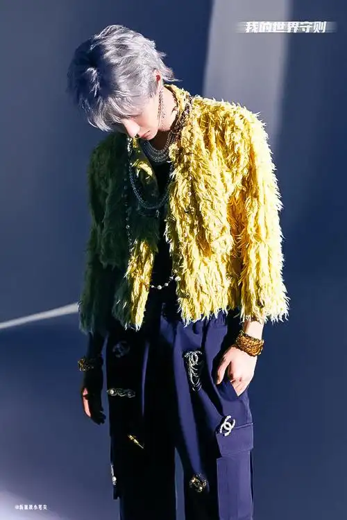 王一博银发撕漫感大片