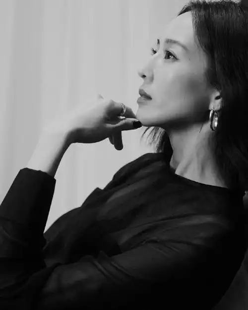 张钧甯纱质礼服露美腿 黑白大片氛围感十足