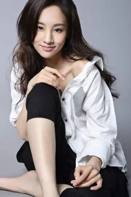 出演武松与琅琊榜成经典,今娶小10岁女演员超幸福