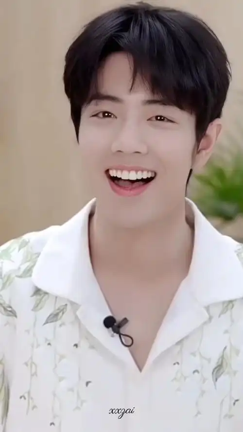 笑容太治愈了,不愧是治愈系顶流#肖战##肖战把春天穿身上##肖战花衬衫