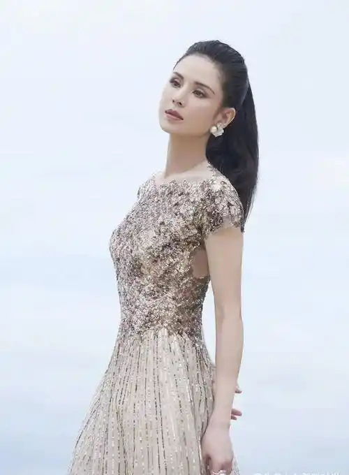 真是服了李若彤,大胆试穿17岁同款校服,54岁活成了少女_连衣裙_感觉