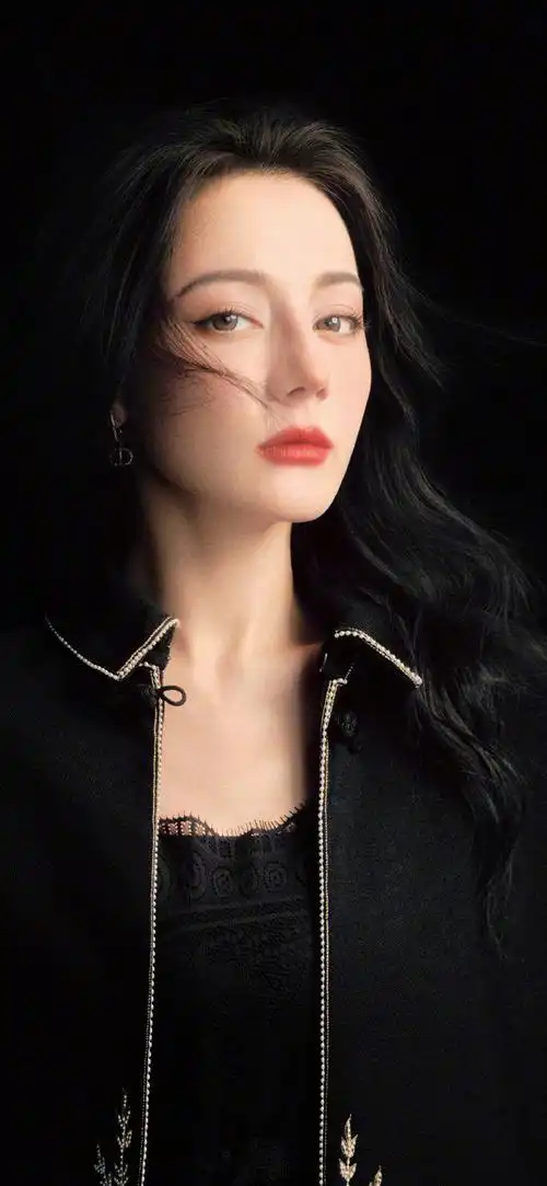 我愿称之为用上以后手机升值的壁纸#迪丽热巴水上钢琴光影大片