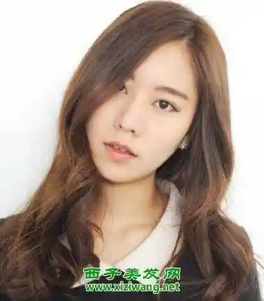 女生斜刘海卷发发型图片