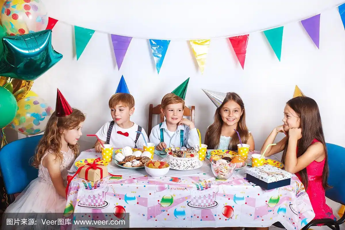 一群快乐的孩子在家里庆祝生日派对.