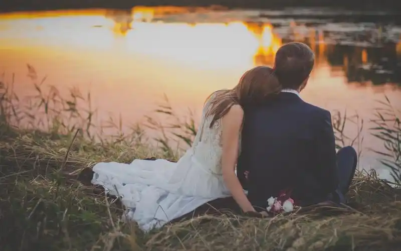 甜蜜情侣的背影