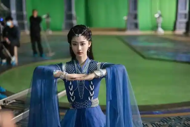 烈焰中妩媚妖娆的她参加过创造101还是东华大学校花