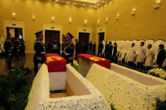 消防英雄刘洪坤,刘洪魁遗体起灵送往八宝山殡仪馆
