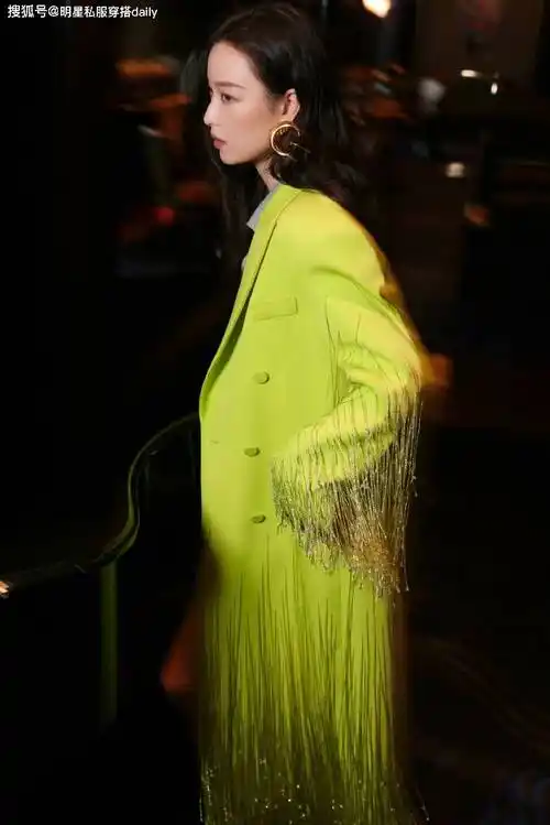 原创倪妮一出手就是惊艳四射荧光绿流苏大衣搭酒红短皮裤又帅又美