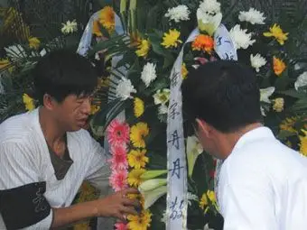 上午,千人挥泪送别高秀敏(组图)