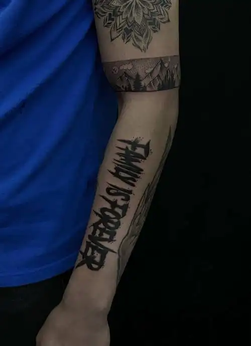 英文涂鸦/点刺臂环纹身图片_手臂点刺纹身图案