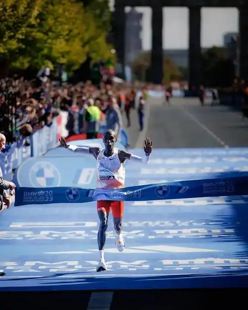 2023柏林马拉松见证新纪录