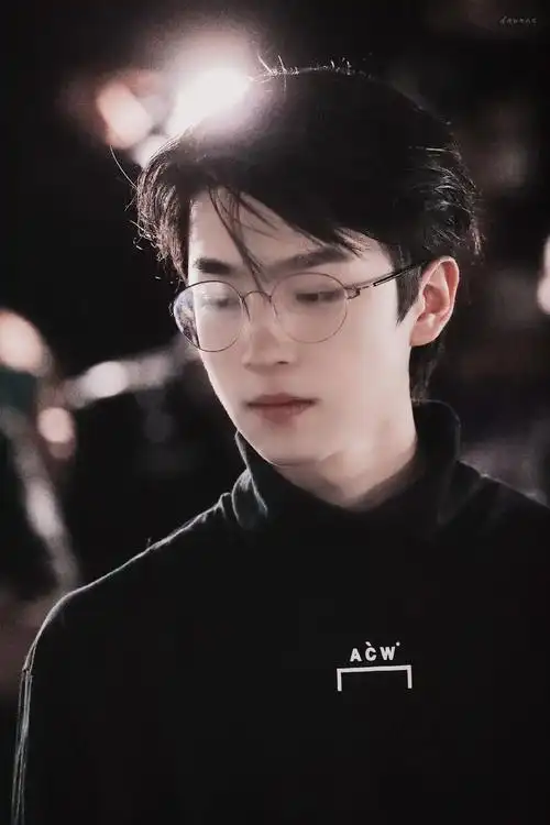 想要分享一些我巨巨巨喜欢的张嘉元的戴眼镜帅照(快来收图6015)