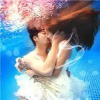 水中的情侣头像,在水中接吻,在水中暧昧让我们感