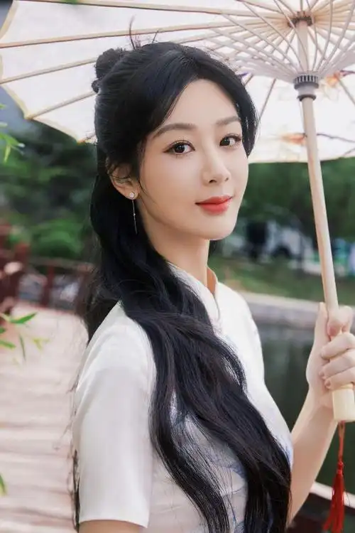 杨紫白色旗袍优雅时尚写真,一颦一笑尽显温婉气质.