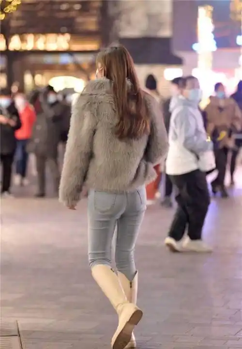 紧身牛仔裤搭配过膝长靴,春季的经典搭配,你会这样穿搭么?