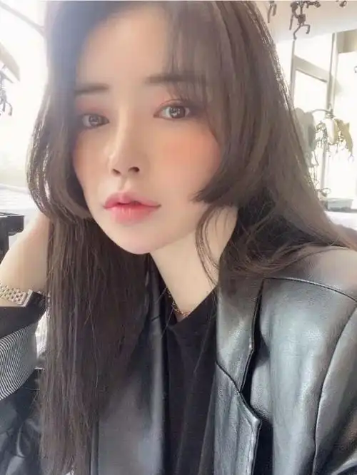 如果不喜欢长直发,这种卷发 公主切的造型也可以尝试一下,两侧的卷度