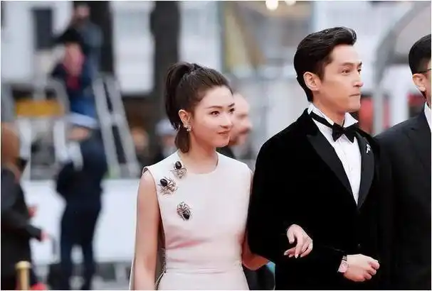 万茜在感情生活中保持低调,公开确认过的男友只有演员张孝全.