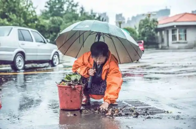 你享受的美好生活是有人在负重前行请尊重那些风雨中前行的人吧
