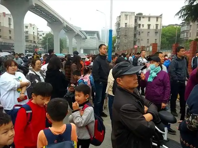 为什么日本小学生放学是自己回家?他们是如何保证孩子们的安全的