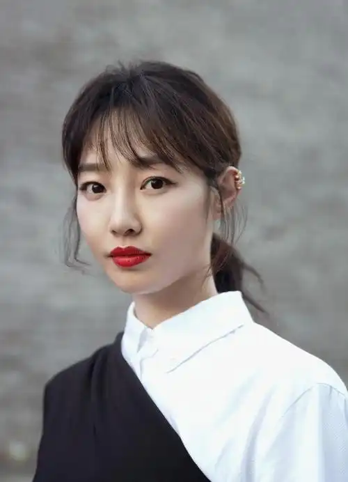 回顾白百何抽烟喝酒被拍动作娴熟烟瘾超大当众挠鼻子形象邋遢