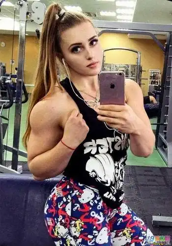 她5年练成肌肉女:蹲举215kg神似动漫人物