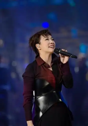 林忆莲的美真的是要细品,长相不算惊艳,但气场与底蕴没人能比