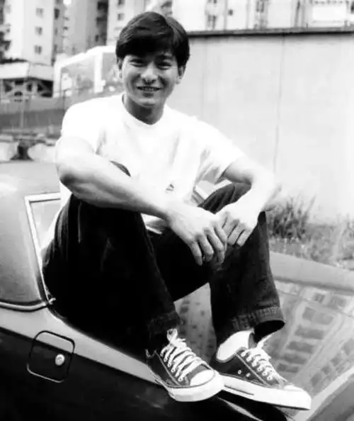 刘德华"华仔"早在30多年前,简单穿着白t牛仔裤,配一双匡威帆布鞋,帅气