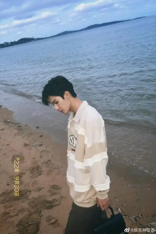 朱正廷海边沙滩随拍九宫格