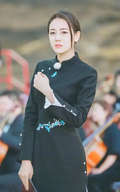 迪丽热巴最新大片,双丸子头配旗袍,身材凹凸有致美的不可方物,可美可