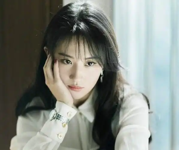 刘亦菲最爱梳长发女演员头发长度数十年不变刘海剪法俱显脸小