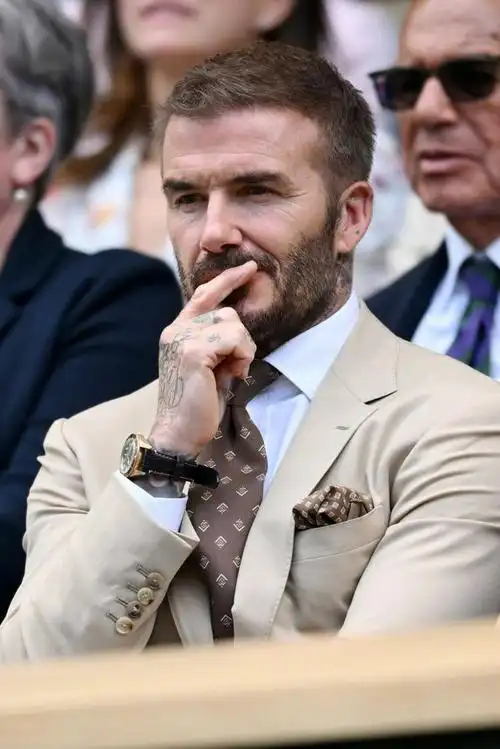 贝克汉姆现身温网,换了短发,一身浅色西服,尽显绅士风范