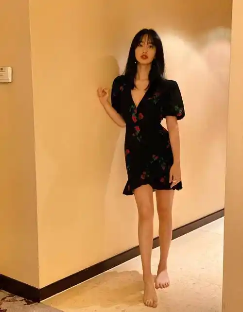 杨采钰同框林小宅,气质复古风pk元气少女风,明星与网红果然有壁_白色