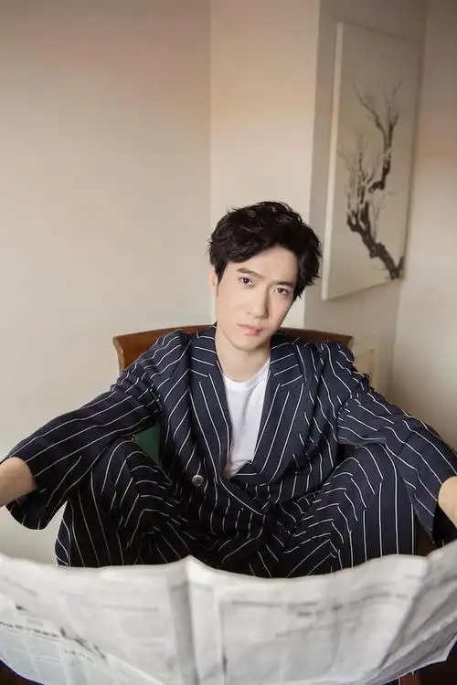 常远写真玩转慵懒复古风 开启综艺"穿越"之旅惊喜不断