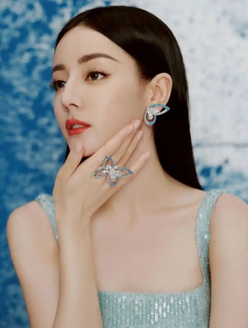 神仙颜值太吸睛了!迪丽热巴美照曝光,瞬间引发网友热议!