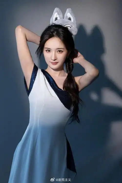 杨幂 侧马尾高定 真的很喜欢幂姐的这组大片啊,这身高定真的好绝啊