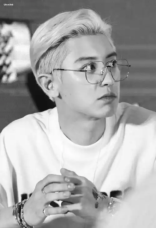 朴灿烈超话#斯文雅痞眼镜杀#朴灿烈可以拥有姓名