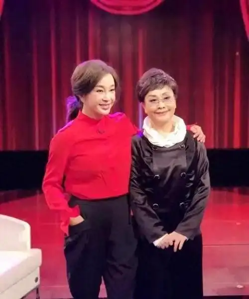 网友震惊刘晓庆与李谷一同台相差六岁一个像妈一个像女儿