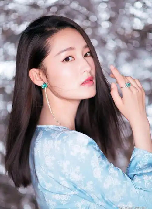 在古装剧中,李沁展现出了她的媚俗和