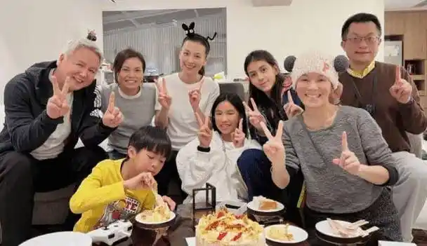 张庭为孩子过生日,不化妆还露额头,51岁素颜竟比12岁女儿还好看_林瑞