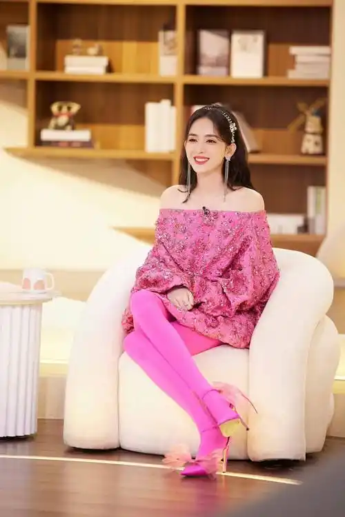 轻松驾驭红色的女人:古力娜扎的红色系穿搭,明艳动人_时尚_连衣裙