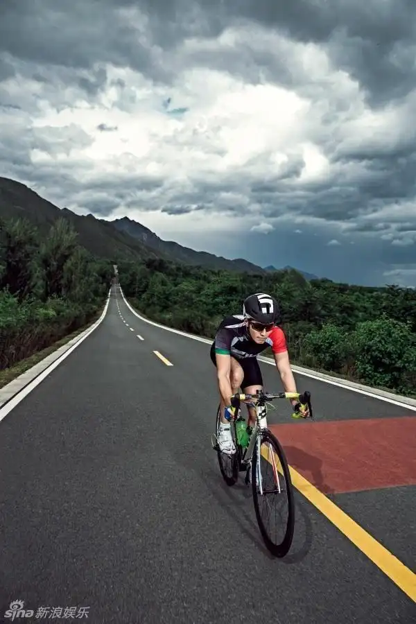 组图:窦骁骑行"破风"而来 阳光魅力大爆发_高清图集_新浪网