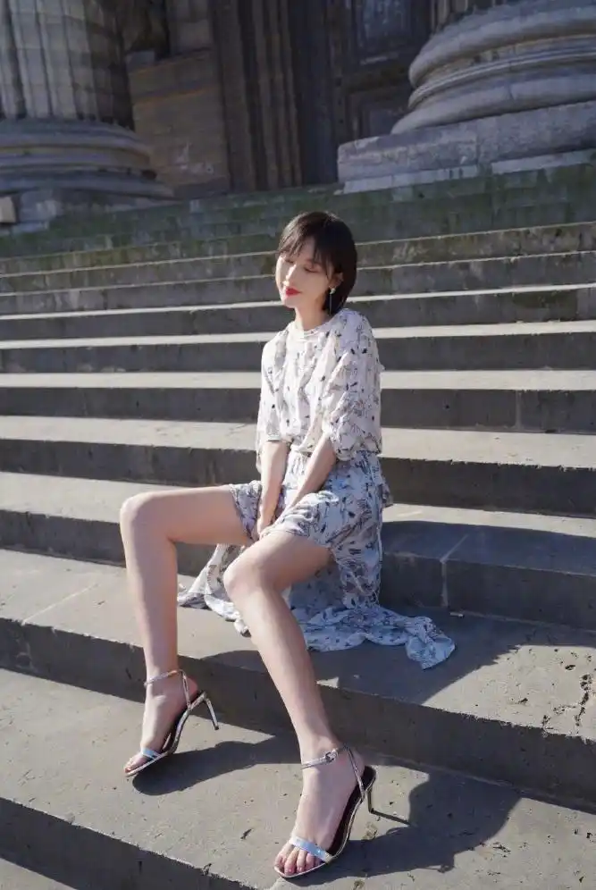 张俪高开叉连衣裙,坐姿豪放太敢露,脚丫子都透着性感.
